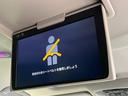 【12.1インチ フリップダウンモニター】大画面モニターで後席でもエンタメをお楽しみいただけます。小さなお子様にも大人気の装備です♪