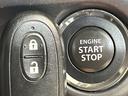 【キーレススタートシステム】カバンやポケットに入れたままでもドアの施錠・解錠が可能なスマートキーを装備。エンジンのオン・オフ時もカギを取り出す必要が無いからとっても便利です♪