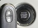 【キーレススタートシステム】カバンやポケットに入れたままでもドアの施錠・解錠が可能なスマートキーを装備。エンジンのオン・オフ時もカギを取り出す必要が無いからとっても便利です♪