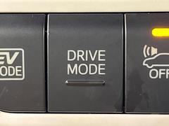 【ドライブモードスイッチ】コンフォートな乗り味からスポーティな乗り味までスイッチ一つで切り替え可能。シーンや気分に合わせたモードを選べば、いつものドライブがより一層楽しくなります♪ 7
