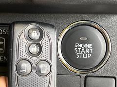 【キーフリーシステム】カバンやポケットに入れたままでもドアの施錠・解錠が可能なスマートキーを装備。エンジンのオン・オフ時もカギを取り出す必要が無いからとっても便利です♪ 7