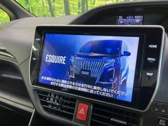 【純正１０型ナビ】人気の純正ナビを装備しております。ナビの使いやすさはもちろん、オーディオ機能も充実！キャンプや旅行はもちろん、通勤や買い物など普段のドライブも楽しくなるはず♪ 4