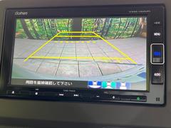 【バックカメラ】駐車時に後方がリアルタイム映像で確認できます。大型商業施設や立体駐車場での駐車時や、夜間のバック時に大活躍！運転スキルに関わらず、今や必須となった装備のひとつです！ 5