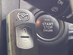 【アドバンストキー】カバンやポケットに入れたままでもドアの施錠・解錠が可能なスマートキーを装備。エンジンのオン・オフ時もカギを取り出す必要が無いからとっても便利です♪ 6