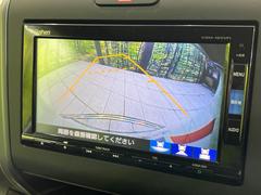 【バックカメラ】駐車時に後方がリアルタイム映像で確認できます。大型商業施設や立体駐車場での駐車時や、夜間のバック時に大活躍！運転スキルに関わらず、今や必須となった装備のひとつです！ 5