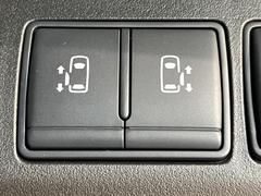 【両側パワースライドドア】スマートキーや運転席のスイッチで後席両側スライドドアの開閉が可能♪電動だから力を入れてドアを開ける必要が無く、小さなお子様でも簡単に開け閉めでき快適です♪ 6