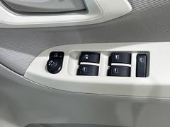 【電動格納ミラー】サイドミラーは電動格納式となっており、狭い駐車場でもキズがつくリスクを抑えられます。 7