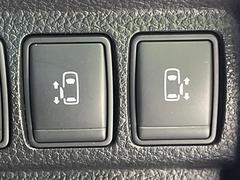 【両側パワースライドドア】スマートキーや運転席のスイッチで後席両側スライドドアの開閉が可能♪電動だから力を入れてドアを開ける必要が無く、小さなお子様でも簡単に開け閉めでき快適です♪ 5