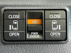 【両側スライドドア】駐車場で隣の車との間隔が狭く乗りにくい時、スライドドアなら安心！ドアオープン時も幅を取らず、開口部が広いので乗り降りがとっても簡単です。大きな荷物の出し入れも後席から可能♪ 6