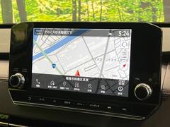 【メーカー純正ナビ】インテリアに溶け込むスタイリッシュな「専用設計」メーカーナビを装備♪視認性や操作性など基本性能にも優れ、より上質なカーライフをお楽しみいただけます。 5