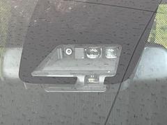 【トヨタセーフティセンス】走行中に前方の車両等を認識し、衝突しそうな時は警報とブレーキで衝突回避と被害軽減をアシスト。より安全にドライブをお楽しみいただけます。 3