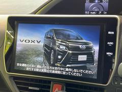 【純正１０型ナビ】人気の純正ナビを装備しております。ナビの使いやすさはもちろん、オーディオ機能も充実！キャンプや旅行はもちろん、通勤や買い物など普段のドライブも楽しくなるはず♪ 4