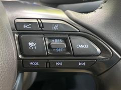 【レーダークルーズコントロール】高速道路での長距離走行が楽に！！自動で速度を保つクルーズコントロールが、衝突軽減システムと連携し、前方の車両を感知して車間を保つように速度調節してくれます！！ 6