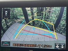 【バックカメラ】駐車時に後方がリアルタイム映像で確認できます。大型商業施設や立体駐車場での駐車時や、夜間のバック時に大活躍！運転スキルに関わらず、今や必須となった装備のひとつです！ 6