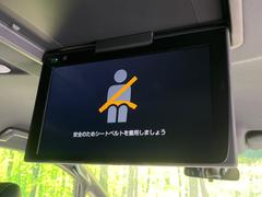 【フリップダウンモニター】大画面モニターで後席でもエンタメをお楽しみいただけます。小さなお子様にも大人気の装備です♪ 4