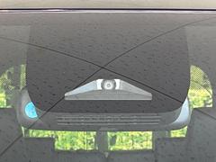 【トヨタセーフティセンス】走行中に前方の車両等を認識し、衝突しそうな時は警報とブレーキで衝突回避と被害軽減をアシスト。より安全にドライブをお楽しみいただけます。 3
