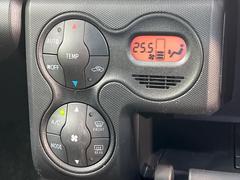 【オートエアコン】一度お好みの温度に設定すれば、車内の温度を検知し風量や温度を自動で調整。暑い…寒い…と何度もスイッチ操作をする必要はありません。快適な車内空間には必須の機能ですね♪ 6