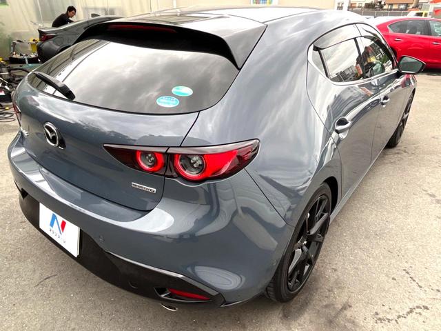 ＭＡＺＤＡ３ファストバック １５Ｓツーリング　６ＭＴ　スマートブレーキサポート　８．８インチマツダコネクト　バックカメラ　ブラインドスポット　ＬＥＤヘッド　レーンキープアシスト　純正１８インチＡＷ　革巻きステアリング　クリアランスソナー　禁煙車（18枚目）