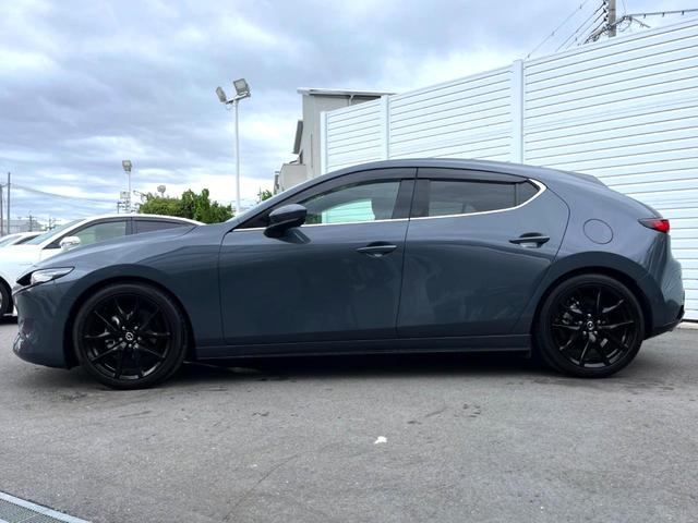 ＭＡＺＤＡ３ファストバック １５Ｓツーリング　６ＭＴ　スマートブレーキサポート　８．８インチマツダコネクト　バックカメラ　ブラインドスポット　ＬＥＤヘッド　レーンキープアシスト　純正１８インチＡＷ　革巻きステアリング　クリアランスソナー　禁煙車（26枚目）