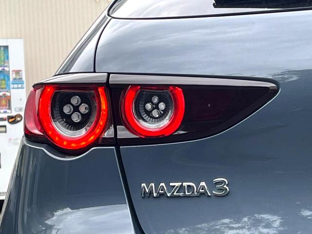 ＭＡＺＤＡ３ファストバック １５Ｓツーリング　６ＭＴ　スマートブレーキサポート　８．８インチマツダコネクト　バックカメラ　ブラインドスポット　ＬＥＤヘッド　レーンキープアシスト　純正１８インチＡＷ　革巻きステアリング　クリアランスソナー　禁煙車（28枚目）