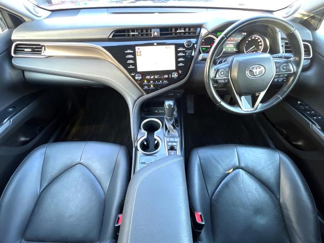 カムリ WSブラックエディション 特別仕様車 JBLサウンドシステム セーフティセンス 純正8インチディスプレイオーディオ バックカメラ 黒革 パワーシート シートヒーター LEDヘッド 純正18インチAW 革巻きステアリング 禁煙車(2枚目)