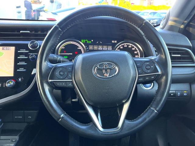 カムリ WSブラックエディション 特別仕様車 JBLサウンドシステム セーフティセンス 純正8インチディスプレイオーディオ バックカメラ 黒革 パワーシート シートヒーター LEDヘッド 純正18インチAW 革巻きステアリング 禁煙車(10枚目)