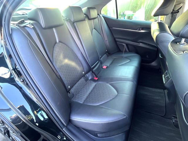 カムリ WSブラックエディション 特別仕様車 JBLサウンドシステム セーフティセンス 純正8インチディスプレイオーディオ バックカメラ 黒革 パワーシート シートヒーター LEDヘッド 純正18インチAW 革巻きステアリング 禁煙車(12枚目)