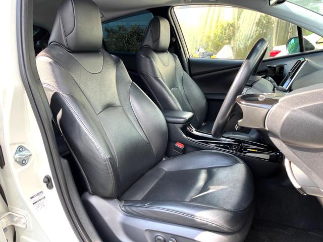 プリウス Aプレミアム 後期 モデリスタエアロ ムーンルーフ セーフティセンス 純正ナビ バックカメラ 黒革 ブラインドスポット LEDヘッド レーダークルーズ 純正15インチAW シートベンチレーション 革巻きステアリング(9枚目)