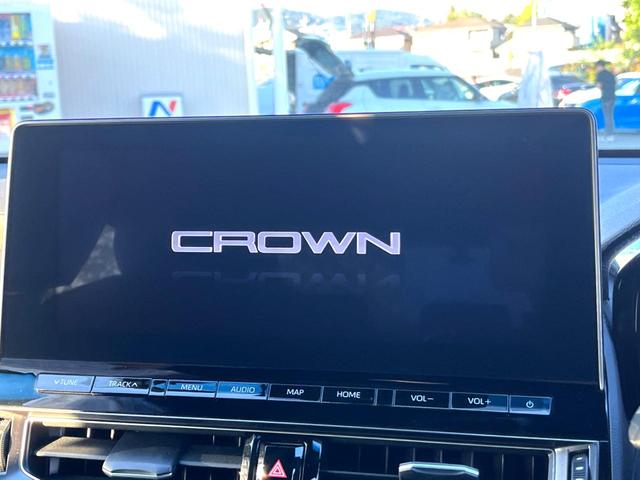 クラウンハイブリッド ＲＳ　Ｆｏｕｒ　リミテッドＩＩ　後期　セーフティセンス　純正１２．３インチナビ　バックカメラ　黒革　ブラインドスポット　三眼ＬＥＤヘッド　パワーシート　シートベンチレーション　純正１８インチＡＷ　革巻きステアリング　スマートキー（3枚目）