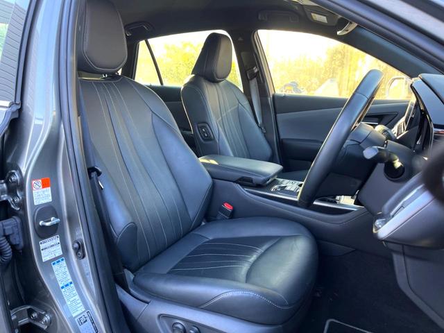 クラウンハイブリッド ＲＳ　Ｆｏｕｒ　リミテッドＩＩ　後期　セーフティセンス　純正１２．３インチナビ　バックカメラ　黒革　ブラインドスポット　三眼ＬＥＤヘッド　パワーシート　シートベンチレーション　純正１８インチＡＷ　革巻きステアリング　スマートキー（8枚目）