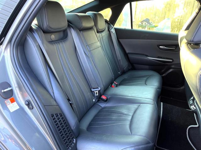 クラウンハイブリッド ＲＳ　Ｆｏｕｒ　リミテッドＩＩ　後期　セーフティセンス　純正１２．３インチナビ　バックカメラ　黒革　ブラインドスポット　三眼ＬＥＤヘッド　パワーシート　シートベンチレーション　純正１８インチＡＷ　革巻きステアリング　スマートキー（9枚目）