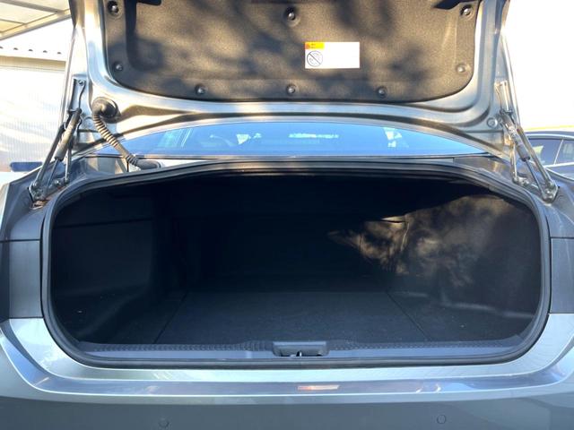 クラウンハイブリッド ＲＳ　Ｆｏｕｒ　リミテッドＩＩ　後期　セーフティセンス　純正１２．３インチナビ　バックカメラ　黒革　ブラインドスポット　三眼ＬＥＤヘッド　パワーシート　シートベンチレーション　純正１８インチＡＷ　革巻きステアリング　スマートキー（10枚目）