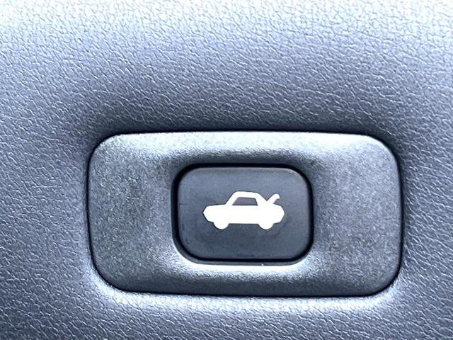 クラウンハイブリッド ＲＳ　Ｆｏｕｒ　リミテッドＩＩ　後期　セーフティセンス　純正１２．３インチナビ　バックカメラ　黒革　ブラインドスポット　三眼ＬＥＤヘッド　パワーシート　シートベンチレーション　純正１８インチＡＷ　革巻きステアリング　スマートキー（39枚目）