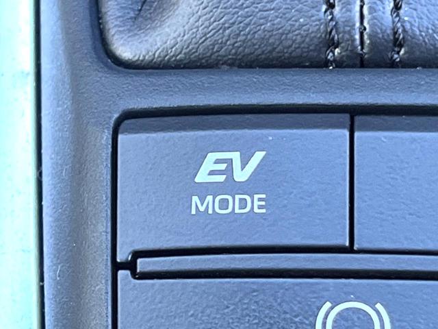 クラウンハイブリッド ＲＳ　Ｆｏｕｒ　リミテッドＩＩ　後期　セーフティセンス　純正１２．３インチナビ　バックカメラ　黒革　ブラインドスポット　三眼ＬＥＤヘッド　パワーシート　シートベンチレーション　純正１８インチＡＷ　革巻きステアリング　スマートキー（48枚目）