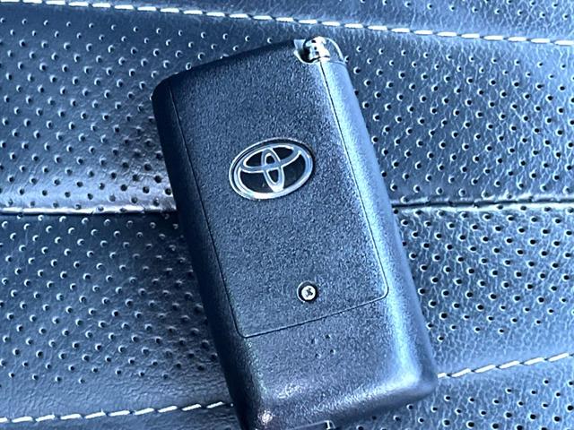 クラウンハイブリッド ＲＳ　Ｆｏｕｒ　リミテッドＩＩ　後期　セーフティセンス　純正１２．３インチナビ　バックカメラ　黒革　ブラインドスポット　三眼ＬＥＤヘッド　パワーシート　シートベンチレーション　純正１８インチＡＷ　革巻きステアリング　スマートキー（70枚目）