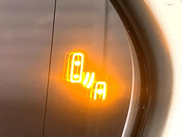 【ブラインドスポットモニター】走行中、ドアミラーの死角になりやすい箇所に後続車が接近するとサイドミラーのレンズに警告を表示！ドライバーに注意喚起をしてくれます。