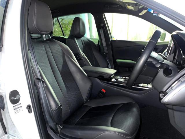 【ハーフレザーシート】高級感と座り心地を両立した人気のシート♪背面・座面はスエード調となっており、肌触りや滑りにくさに優れています。気温や服装に左右されず快適にお乗りいただけます。