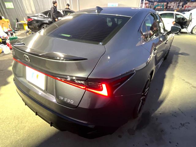 IS IS350 FスポーツモードブラックIII 後期 ムーンルーフ 純正10.3インチナビ パノラミックビュー オレンジブレーキキャリパー 三眼LEDヘッド 純正19インチBBS製AW セーフティシステムプラス ブラインドスポット レーダークルーズ(20枚目)