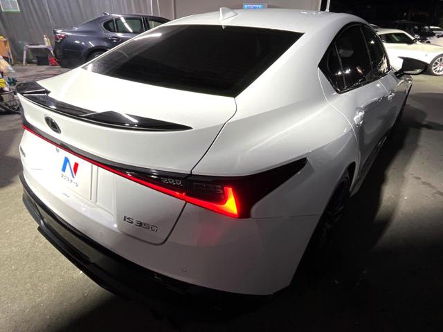 ＩＳ ＩＳ３５０　ＦスポーツモードブラックＳ　ＴＲＤエアロ＆マフラー　ムーンルーフ　オレンジブレーキキャリパー　セーフティシステムプラス　ブラインドスポット　三眼ＬＥＤヘッド　純正１０．３インチナビ　バックカメラ　純正１９インチＢＢＳ製ＡＷ　禁煙（19枚目）