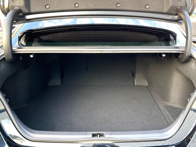 カムリ ＷＳ　セーフティセンス　ブラインドスポット　純正ナビ　バックカメラ　インテリジェントクリアランスソナー　ハーフレザー　パワーシート　ＬＥＤヘッド　純正１７インチＡＷ　革巻きステアリング　パドルシフト　禁煙車（11枚目）