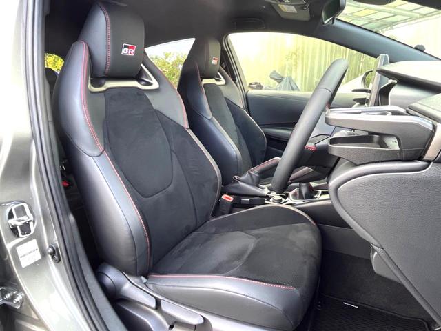 【ハーフレザーシート】高級感と座り心地を両立した人気のシート♪背面・座面はスエード調となっており、肌触りや滑りにくさに優れています。気温や服装に左右されず快適にお乗りいただけます。