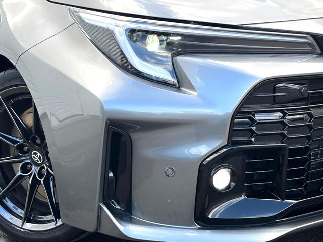 【ＬＥＤヘッドライト】悪天候や夜間走行時も良好な視界を確保し安心して運転できる高輝度ＬＥＤヘッドライトを装備！点灯速度が早く、消費電力も抑えられています。