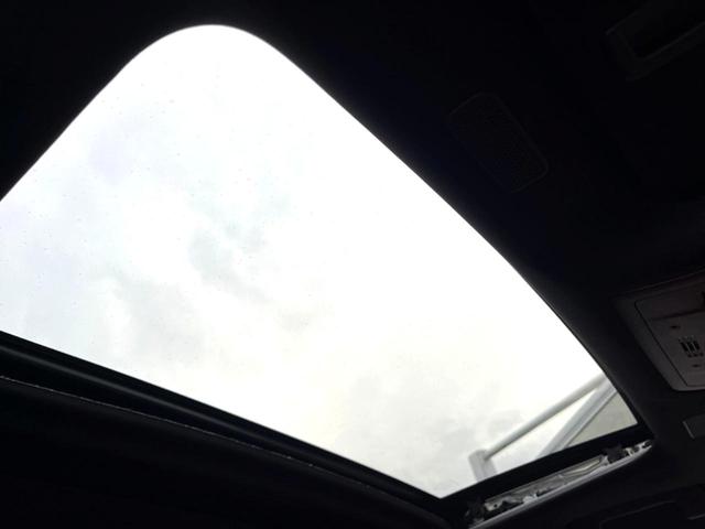 【ムーンルーフ】開放感たっぷりの希少装備、ルーフが装着されています！車内に明かりを取り入れたり景色を楽しむ以外にも、車内の空気も簡単に換気できて快適です！