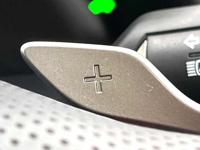 【パドルシフト】ハンドルから手を離さずに素早くシフトアップ＆ダウンができるので、エンジンブレーキを使う下り坂や高速道路の合流で加速したい場面で役立ちます。