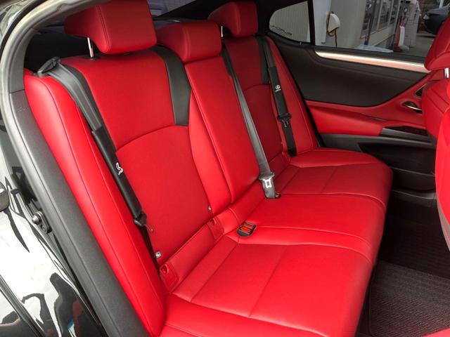 後部座席も気になるようなキズ・汚れやへたり等、大きなダメージはなく、良好な状態です。