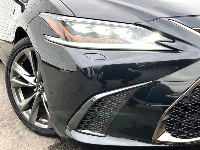 【三眼ＬＥＤヘッドライト】スタイリッシュな見た目の三眼ＬＥＤヘッドライトを装備♪スタイルだけでなく、夜間の走行も視界良好で安心してお乗りいただけます。