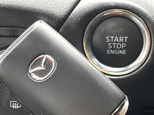 【アドバンストキー】カバンやポケットに入れたままでもドアの施錠・解錠が可能なスマートキーを装備。エンジンのオン・オフ時もカギを取り出す必要が無いからとっても便利です♪