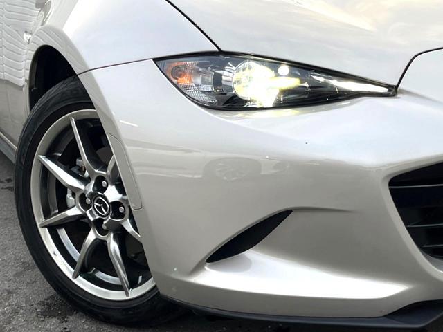 【ＬＥＤヘッドライト】悪天候や夜間走行時も良好な視界を確保し安心して運転できる高輝度ＬＥＤヘッドライトを装備！点灯速度が早く、消費電力も抑えられています。