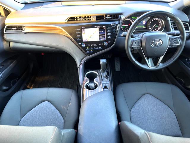 カムリ Ｇ　ブラインドスポット　純正８インチディスプレイオーディオ　バックカメラ　セーフティセンス　インテリジェントクリアランスソナー　ＬＥＤヘッド　パワーシート　純正１７インチＡＷ　革巻きステアリング　禁煙車（2枚目）