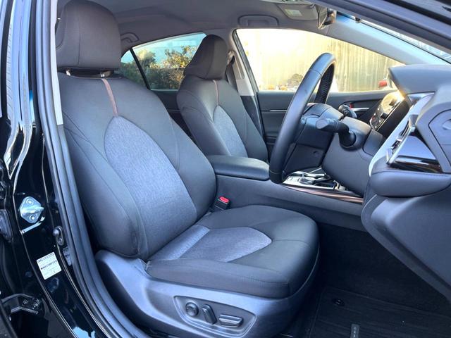 カムリ Ｇ　ブラインドスポット　純正８インチディスプレイオーディオ　バックカメラ　セーフティセンス　インテリジェントクリアランスソナー　ＬＥＤヘッド　パワーシート　純正１７インチＡＷ　革巻きステアリング　禁煙車（9枚目）